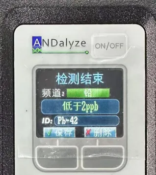 地上有只手机描述已自动生成